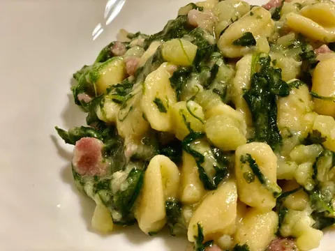 Кавателли с картофелем, беконом и шпинатом