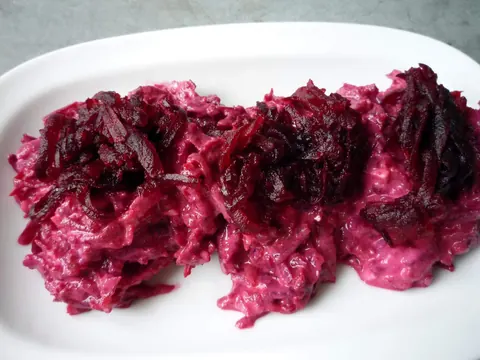 Салат из свеклы с козьим сыром