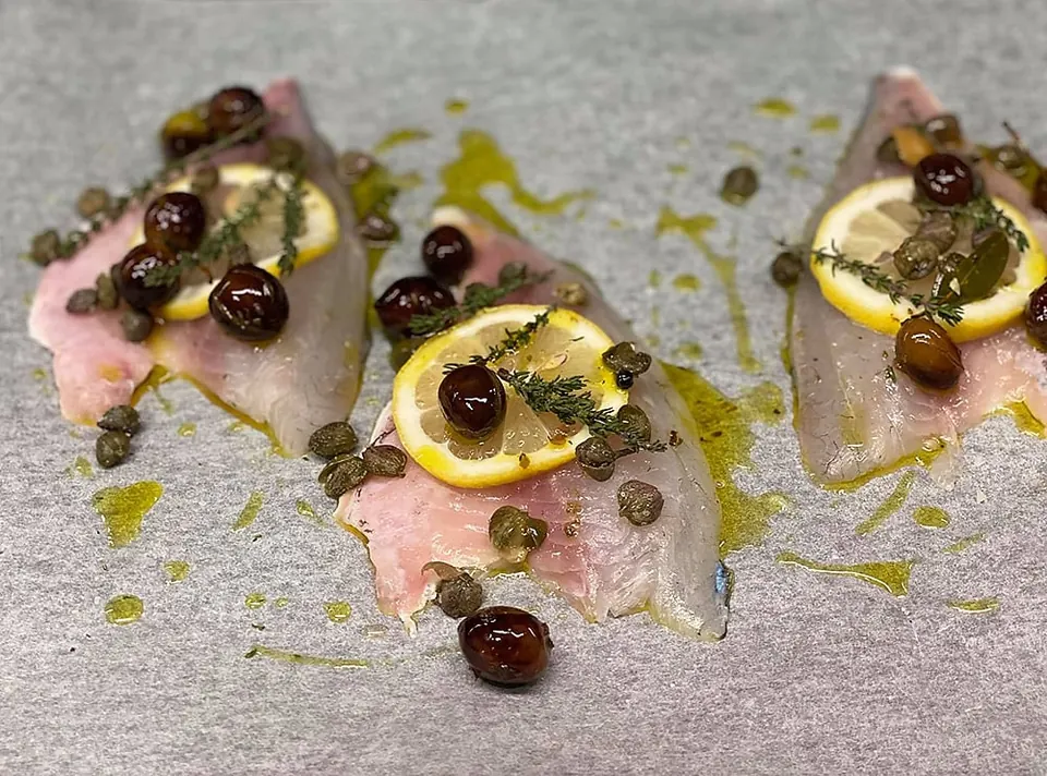 Filetti di orata al forno con olive e capperi · 2