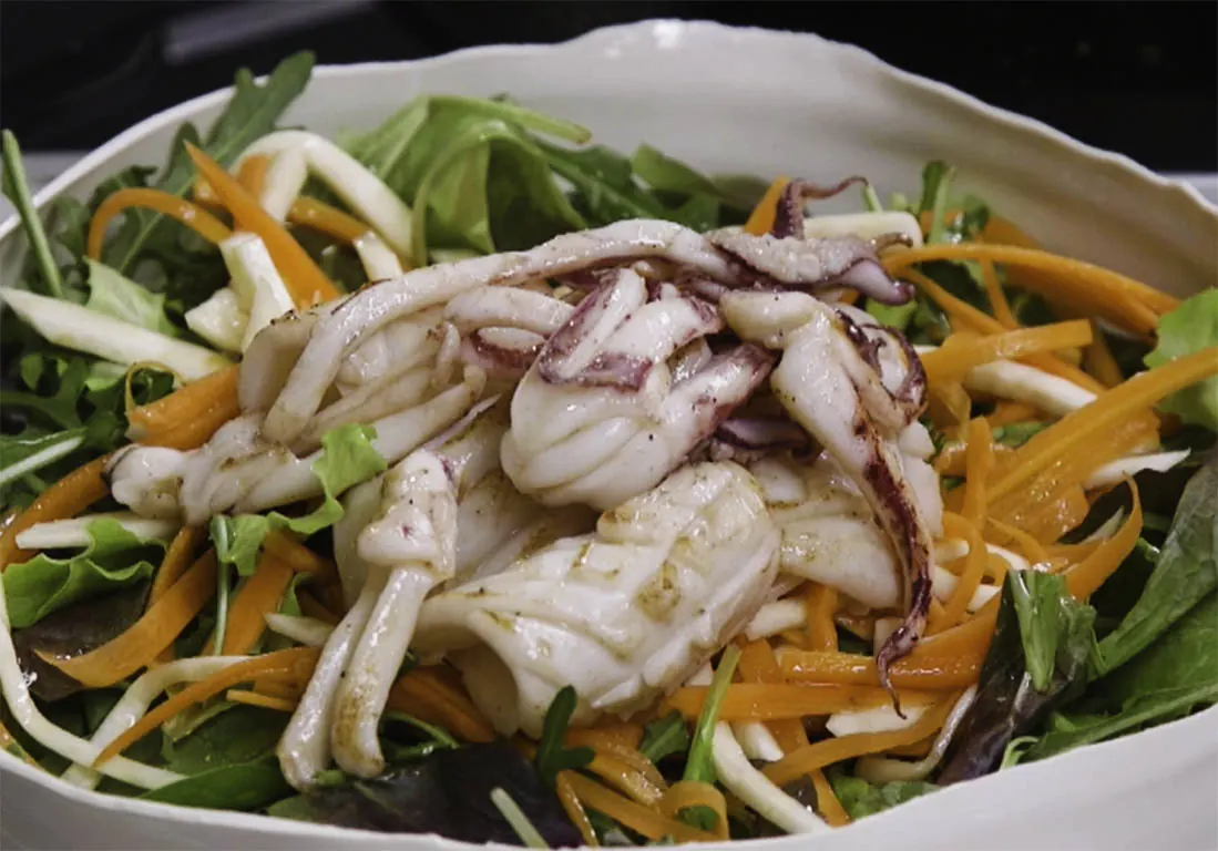 Calamari con julienne di carote e ravanelli