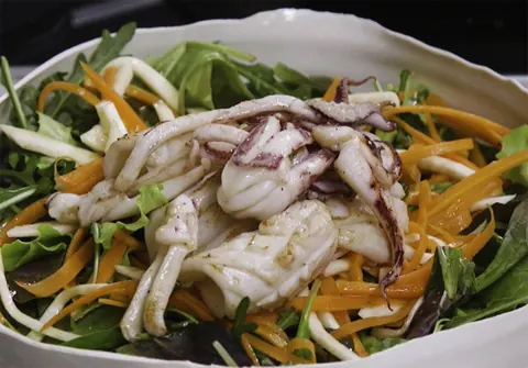 Кальмары с жульеном из моркови и редьки