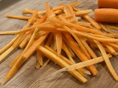 Tagliare le verdure a julienne