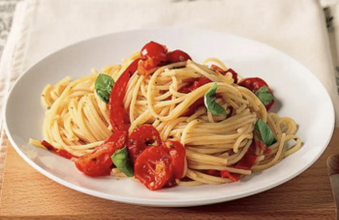 Spaghetti con pomodori al forno