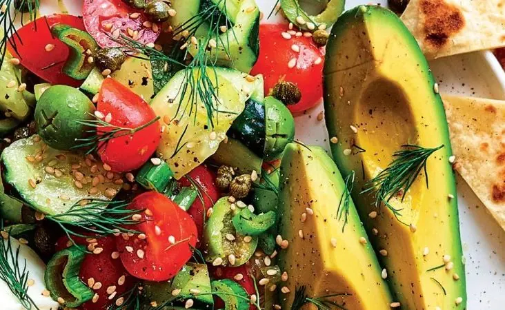 Insalata estiva di cetrioli, pomodorini, avocado e mozzarella