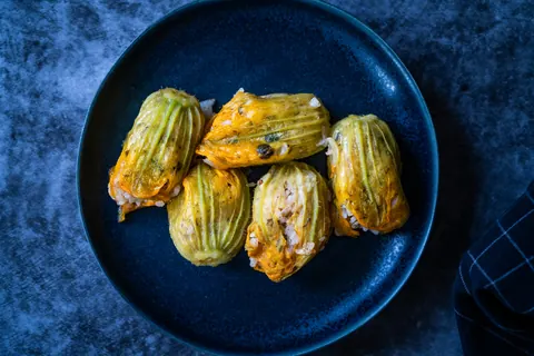 Fiori di zucca al forno con ricotta e acciughe