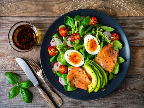 Insalata di salmone marinato con maionese di avocado