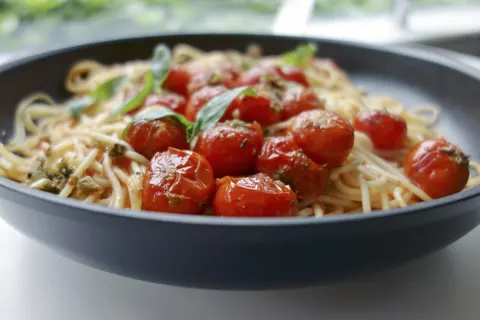 Spaghetti con pomodori al forno