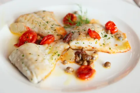 Filetto di orata con pomodorini e prugne