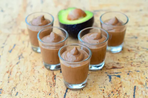 Mousse al cioccolato e avocado