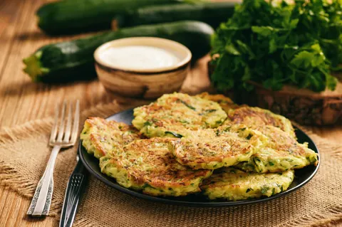 Frittelle di zucchine con salsa allo yogurt